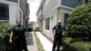 Des agents de police se tiennent à l'extérieur du domicile en Floride de l'ancien officier de police de Minneapolis, Derek Chauvin, accusé du meurtre de George Floyd  en Floride. (REUTERS / Scott Audette)