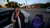 Eddie Correa, de 61 años, y su nieta, Delancy Torres, de 10 años, se despiertan temprano tras pasar la noche en un auto. Son parte de los damnificados del sismo de 6.4 Richter que la semana pasada azotó a Puerto Rico. 