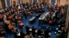 Los senadores estadounidenses prestan juramento antes del proceso de juicio político al presidente Donald Trump, en el Congreso en Washington. 16 enero de 2020. (Senate Television via AP)