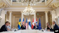 El presidente Joe Biden habla con los líderes nórdicos, de Suecia, Dinamarca, Finlandia, Islandia y Noruega, en el Palacio Presidencial de Helsinki, Finlandia, el 13 de julio de 2023. (Foto AP/Susan Walsh, Archivo)