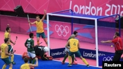 Australia's players celebrate scoring a goal by their teammate Liam De Young (5th L) against Pakistan during their men's group A hockey match at the Riverbank Arena at the London 2012 Olympic Games August 7, 2012. REUTERS/Chris Helgren (BRITAIN - Tags: