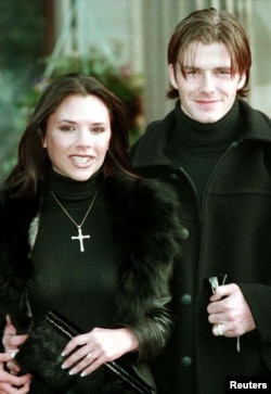 Victoria Adams berpose bersama David Beckham saat baru bertunangan, 25 Januari 1998 (dok: BRITAIN - RTRATU1)