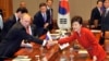 13일 방한한 블라디미르 푸틴 러시아 대통령(왼쪽)이 박근혜 한국 대통령과 청와대에서 정상회담을 가졌다. 