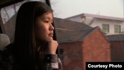 纪录片《中间地带》四名中心人物之一，被美国父母领养的中国女孩黑莉·巴特勒。
