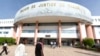 Devant le palais de Justice à Dakar lors du procès de Hissène Habré, le 21 septembre 2015. (Photo AFP / SEYLLOU)