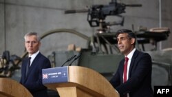 NATO အတွင်းရေးမှူးချုပ် Jens Stoltenberg (ဝဲ) နဲ့ ဗြိတိန်ဝန်ကြီးချုပ် Rishi Sunak တို့ Warsaw မြို့က သတင်းစာရှင်းလင်းပွဲ။ (ဧပြီ ၂၃၊ ၂၀၂၄) 