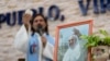 Una fotografía del Papa Francisco frente al sacerdote Nicolás Angelotti mientras dirige una misa para orar por la salud del Papa en Buenos Aires, Argentina, el 18 de febrero de 2025.