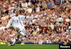 Pensiunan David Beckham dari Inggris mencetak gol dari tendangan bebas untuk menyamakan kedudukan melawan Yunani dalam pertandingan kualifikasi Grup Sembilan Piala Dunia, 6 Oktober 2001 (dok: REUTERS)