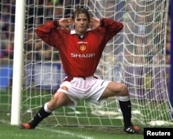 Pemain Manchester United David Beckham menyemangati penonton yang bersorak setelah dia mencetak gol pembuka melawan Chelsea dalam pertandingan mereka di Stamford Bridge 4 Januari 2010 (dok: SPORT SOCCER - RTRA3JI)
