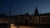 Російські обстріли призвели до відключення електропостачання у багатьох містах України. На фото – вулиці Харкова після російських обстрілів. 8-ме квітня 2024 року. (Photo by Roman PILIPEY / AFP)