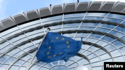 Drapeau de l'UE sur le Parlement Européen à Bruxelles, 12 octobre 2012. (REUTERS/Francois Lenoir)