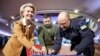 Президентка Єврокомісії Урсула фон дер Ляєн, президент України Володимир Зеленський та прем'єр-міністр Денис Шмигаль підписали український державний прапор перед початком саміту ЄС. Фото: Офіс президента України/REUTERS