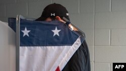 Un votante emitiendo su voto en un centro electoral en Nashville, Tennessee, el supermartes, 5 de marzo de 2024.