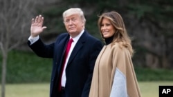 El presidente Donald Trump acompañado de la primera dama Melania Trump saluda al salir de la Casa Blanca el viernes 31 de enero de 2020 en Washington. (AP Foto/Alex Brandon)