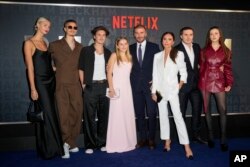 (ki-ka) Mia Regan, Romeo Beckham, Cruz Beckham, Harper Beckham, David Beckham, Victoria Beckham, Brooklyn Beckham dan Nicola Peltz Beckham saat menghadiri pemutaran perdana serial dokumenter "Beckham" di London, 3 Oktober 2023 (dok: Scott Garfitt/Invision/AP)