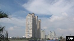 Các tòa nhà cao tầng dọc hai bên bờ sông Sài Gòn