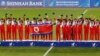 1일 인천 아시안게임 여자 축구 결승전에서 일본을 꺽고 금메달을 차지한 북한 선수팀이 시상식에서 손을 흔들고 있다.