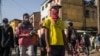Des gens se promènent dans les rues du district d'Isotry à Madagascar, la capitale Antananarivo, le 16 mai 2020.