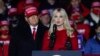 Foto Achiv: Donald Trump ap suiv pandan pitit fi li, Ivanka Trump, pale pandan yon miting politik nan vil Kenosha, eta Wisconsin, 2 Nov. 2020. 
