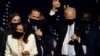 រូបឯកសារ៖ លោក Joe Biden បាន​កាន់ដៃ​កូនប្រុស​របស់​លោក គឺលោក Hunter Biden ខណៈដែល​ពួកគេ និង​អ្នកស្រី Kamala Harris និង​ក្រុមគ្រួសារ​របស់​ពួកគេ​អបអរ ក្រោយពី​ប្រព័ន្ធ ផ្សព្វផ្សាយ​នានា បាន​ព្យាករណ៍​ថា Biden បាន​ឈ្នះ​ក្នុង​ការបោះឆ្នោត​ជ្រើសរើស​ប្រធានាធិបតី​អាមេរិក ឆ្នាំ២០២០។