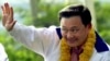 Pemimpin Partai Thai Rak Thai Thaksin Shinawatra melambai saat kampanye di Bangkok Selasa, 26 Desember 2000. (Foto: AP)
