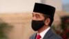 Presiden Joko Widodo mengenakan masker untuk mencegah penularan virus corona di Istana Merdeka di Jakarta, 30 April 2020. (Foto: AP)