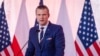 Bộ trưởng Quốc phòng Hoa Kỳ Pete Hegseth phát biểu trong cuộc họp báo chung với người đồng cấp Ba Lan sau cuộc gặp tại trụ sở Bộ Quốc phòng ở Warsaw vào ngày 14/2/2025.