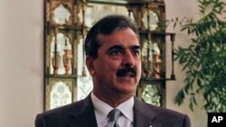 روس ته د روانيدو نه وړاندې په چکلاله هوائي ډگر ميډيا سره خبرو کې وزيراعظم گيلاني وويل دشنگهائي مرستې تنظيم زيات مهم فورم دى او په دغه غونډه کې به امنيتي او اقتصادي معاملو ته پام گرځولى ش