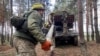 Військовики ЗСУ використовують систему BM21 Град на кордоні Харківщини й Луганщини, 3 листопада 2022. REUTERS/Vitalii Hnidyi