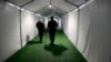 ARCHIVO - En esta fotografía de archivo del 2 de mayo de 2019, dos agentes de la Patrulla Fronteriza recorren un pasillo en un centro de detención en Donna, Texas. (AP Foto/Eric Gay, Archivo)