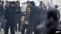 Phúc trình HRW nói tới vấn đề giam người trái phép, cướp bóc, và đôi khi đánh chết người của nhân viên thành quản, là những người chấp hành nhiều luật lệ, qui định khác nhau - từ luật giao thông cho tới qui định về vệ sinh.