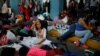 Los migrantes venezolanos comienzan a despertarse después de pasar la noche en el centro de servicio fronterizo peruano ecuatoriano para procesar sus documentos y continuar su viaje, en Perú. Junio, 2019. Reuters.