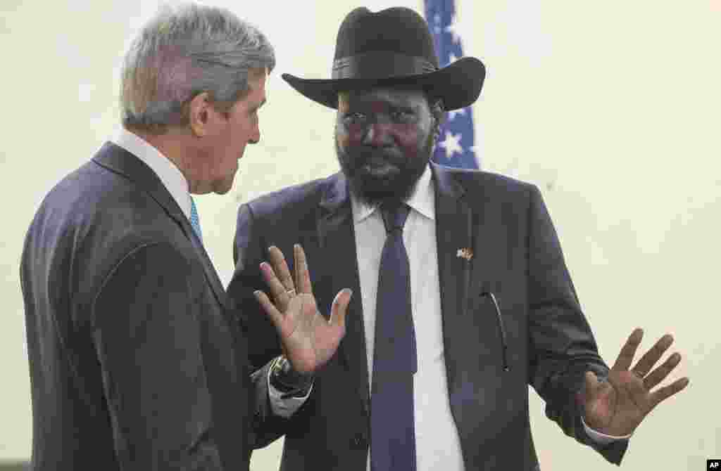 South Sudan's President Salva Kiir chats with U.S. Secretary of State John Kerry at the president's office in Juba, South Sudan, May 2, 2014. 