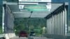 Infrastruktur jalan jembatan yang dibangun di pantai barat Aceh, salah satu penunjang sarana investasi global. (Foto: ilustrasi).