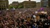 Des dizaines de milliers de personnes manifestant à Pampelune en Espagne le 28 avril 2018. Le 26, un tribunal a condamné cinq hommes à neuf ans de prison pour abus sexuel -et non pour viol- sur une jeune fille de 18 ans.