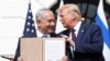 Perdana Menteri Israel Benjamin Netanyahu berdiri bersama Presiden AS Donald Trump setelah menandatangani Perjanjian Abraham, di Halaman Selatan Gedung Putih di Washington, AS, 15 September 2020. (Foto: Reuters)