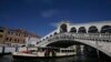 Le pont du Rialto à Venise, en Italie, samedi 12 novembre 2016. (AP Photo/Luca Bruno)